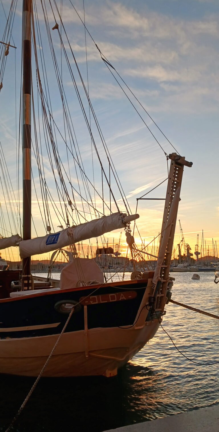 le port de Toulon et sa rade au soleil couchant