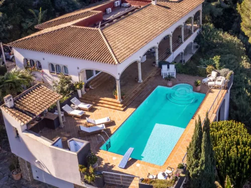 Photographie aérienne d'une villa avec piscine . Photo et vidéo par drone pour l'immobilier à Saint-Tropez et sur toute la Côte d'Azur. Aerial view of a villa with a swimming pool. Real estate drone in Saint-Tropez or aerial photography in Nice?