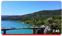 Vidéo de drone sur le lac de Sainte-Croix du Verdon, proche de Moustiers Sainte-Marie dans le Var