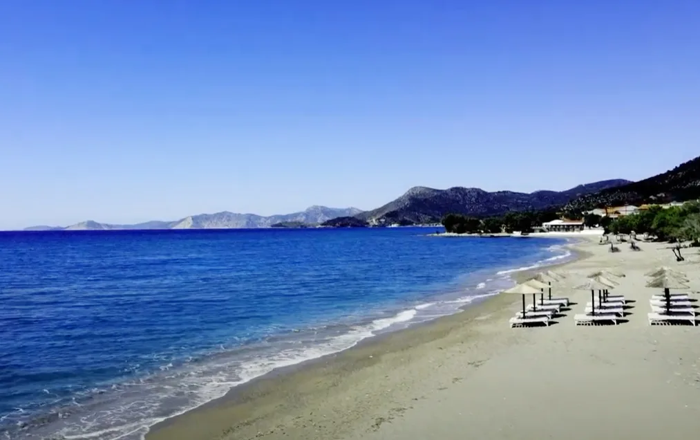 Plage de Kampos Beach sur l'ile de Samos en Grèce. Exemple de promotion touristique par drone de Dronoclip