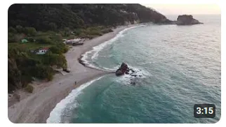 Vidéo du soleil couchant depuis la plage de Potami à Samos en Grèce