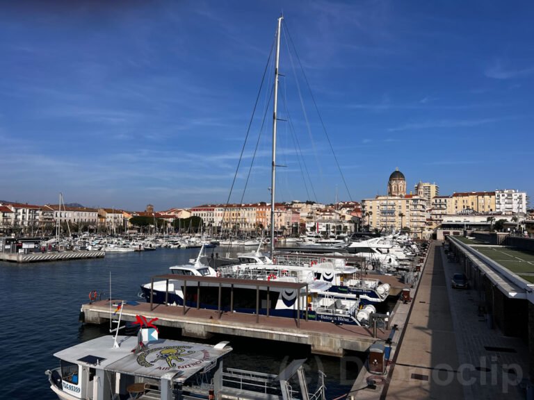 Le Vieux Port de Saint-Raphaël, avec la Basilique Notre-Dame- de la Victoire en arrière-plan, lieu de prestations drone pour des images aériennes en immobilier