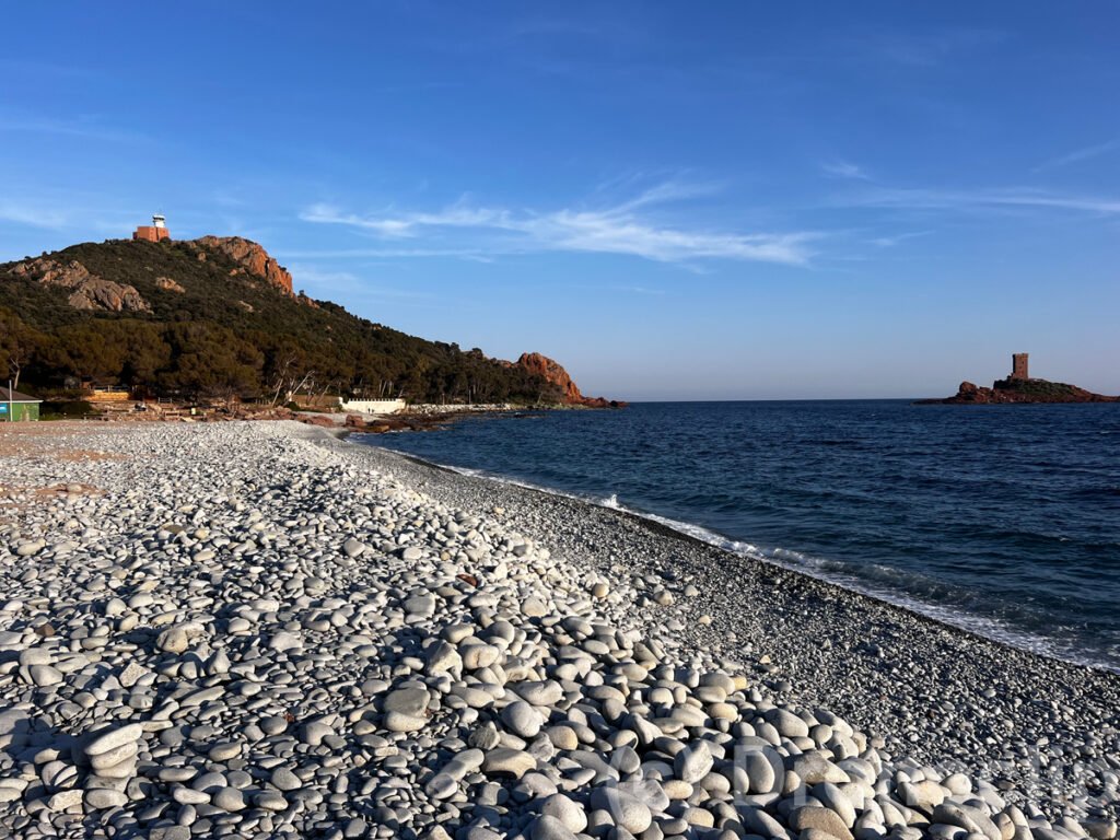 Vue sur le sémaphore du Dramont, sur la côte d'Azur entre Saint-Raphaël et Agays, images aériennes de drone avec Dronoclip