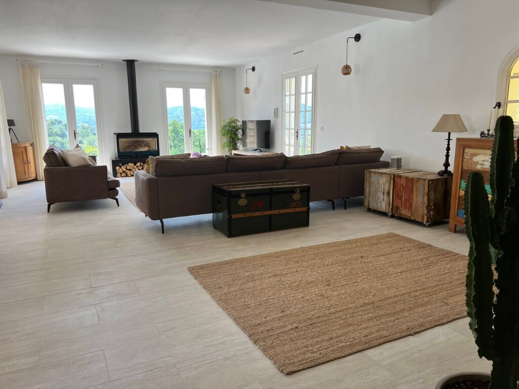 Photo pout annonce AirBnB d'un salon d'une propriété dans le Var. DronoClip est photographe professionnel AirBnB en région PACA