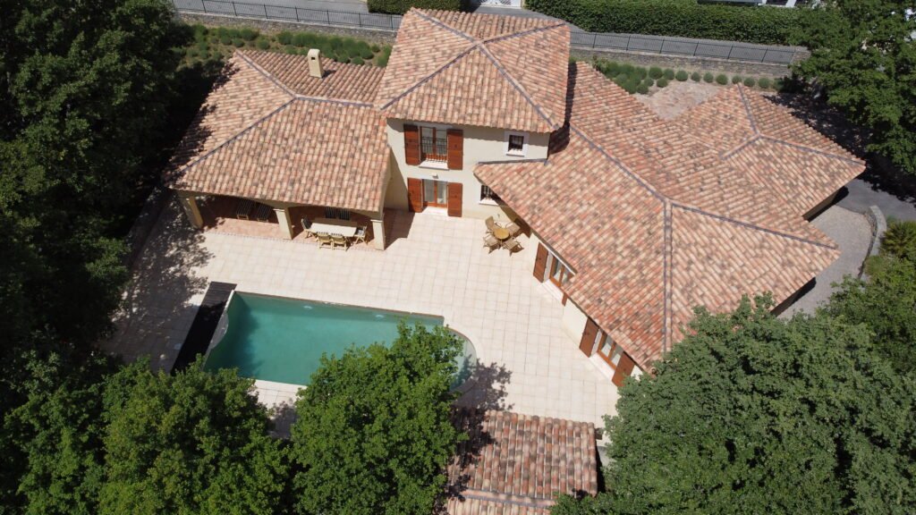 Photo par drone d'une villa à Néoules dans le Var (83) pour la vente de ce bien immobilier. Prestation commandée par une agence immobilière