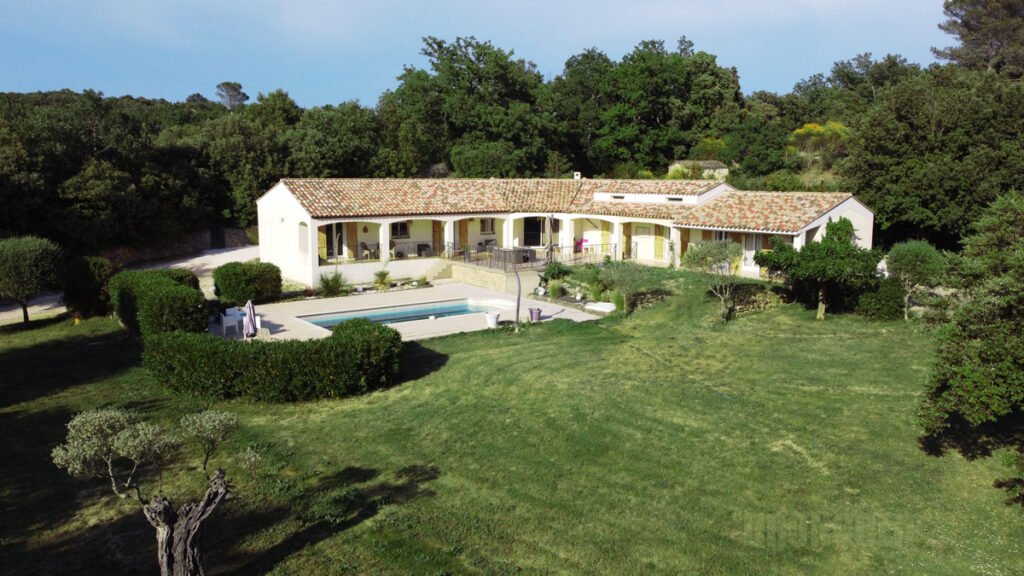 Photo par drone d'une villa pour une annonce immobilière de bien à vendre à Néoules (83)